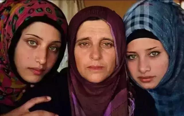 她拍摄了500个女神，组成世界美女地图，没有一张是网红脸