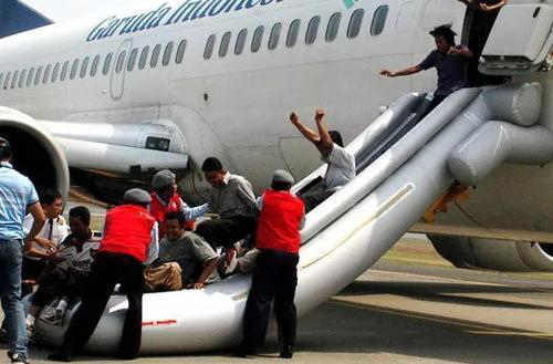 22岁空姐万米高空逃生没有降落伞,空难飞机坠落全过程