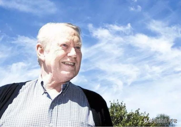 戴15元手表，租一居室，秘密捐出560亿，这位老人活出上帝的模样