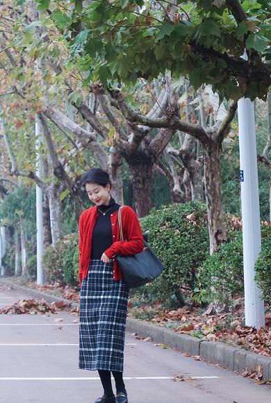 毛衣下摆宽松搭配什么裙子,大毛衣加半裙的搭配洋气好看