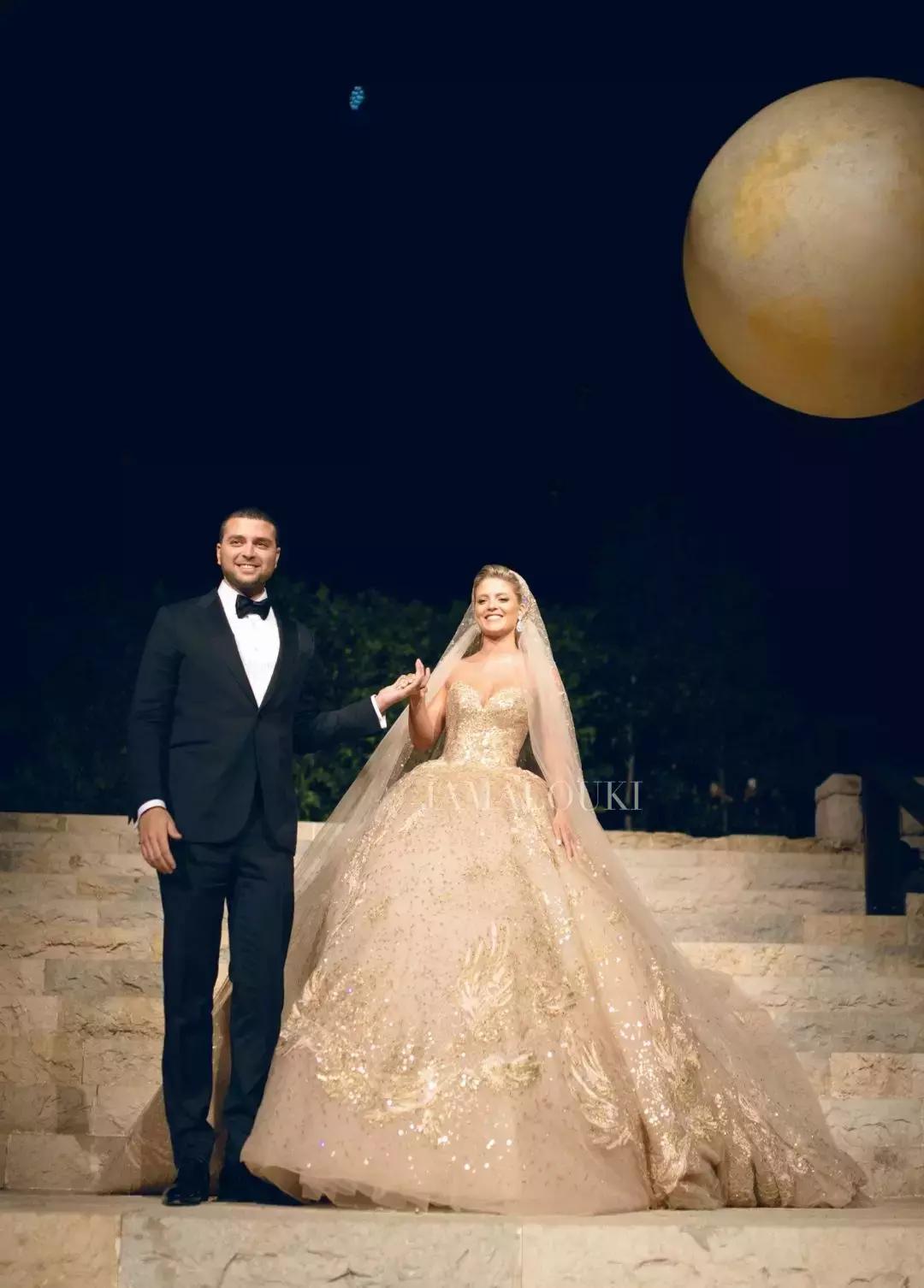 15万颗施华洛世奇水晶,eliesaab婚纱