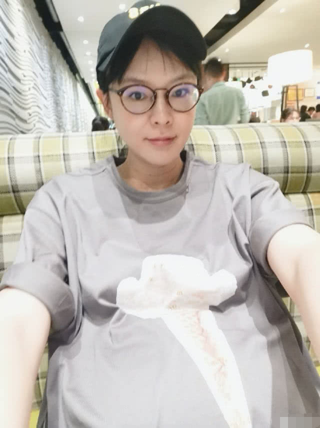 李艾宣布怀孕喜讯,李艾自曝被妈妈催生