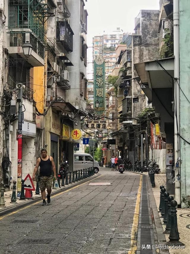 澳门当地人吃的蛋挞,在澳门吃着蛋挞超开心