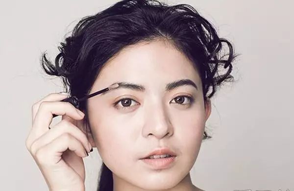 用眉笔或眉粉设计眉毛哪个更好,新手画眉毛用眉笔好还是眉粉好