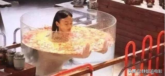 笑死人不偿命的穿帮：图3穿越而来的围观群众姿势也太骚了吧？