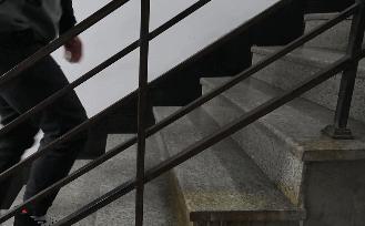 深蹲膝盖不能超过脚尖正确吗,深蹲膝盖要不要超过脚尖