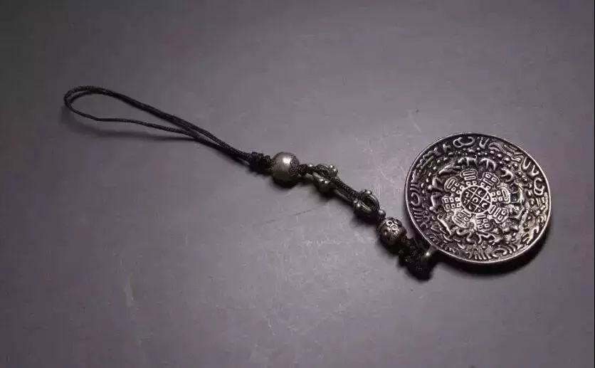 三十多块钱买的银戒指是真的吗,银戒指有黑色斑点