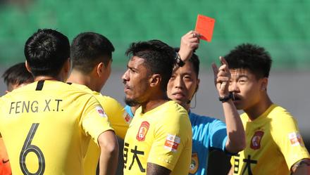 保利尼奥足协申诉,保利尼奥踢头被罚下