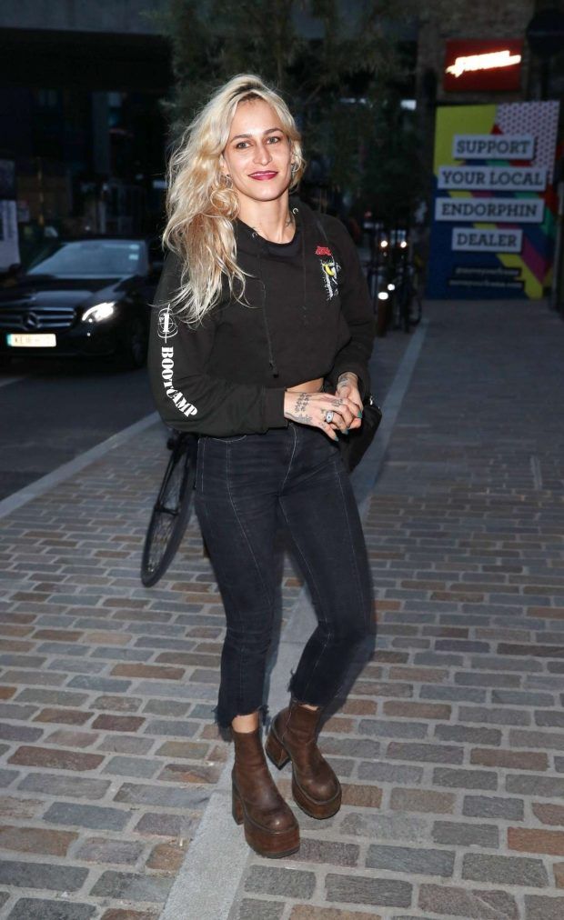 40以上穿什么卫衣减龄年轻,女款卫衣穿搭技巧40岁怎么穿