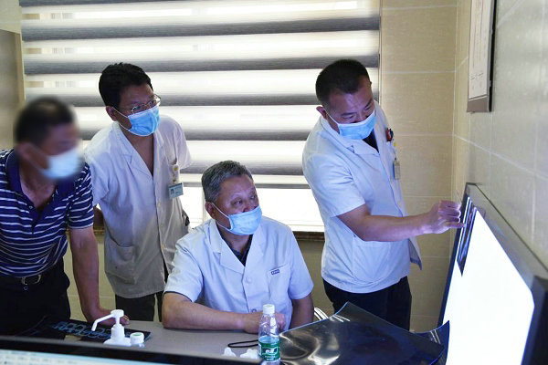 被电动车撞了腿肿了要多久才好,电动车撞到人膝盖骨头挫伤怎么办