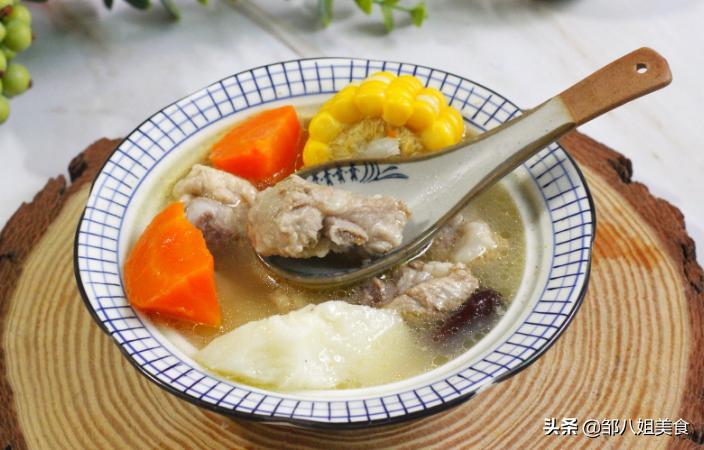 排骨一焯水油都没了,排骨一煮就变色了