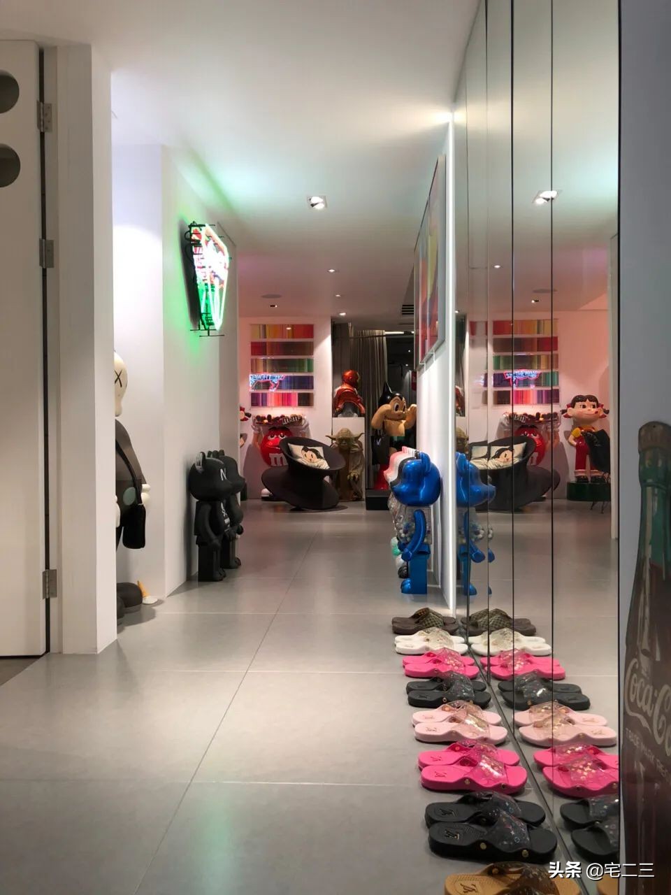 从KAWS、村上隆到草间弥生,为什么潮玩艺术也进军家居界了?