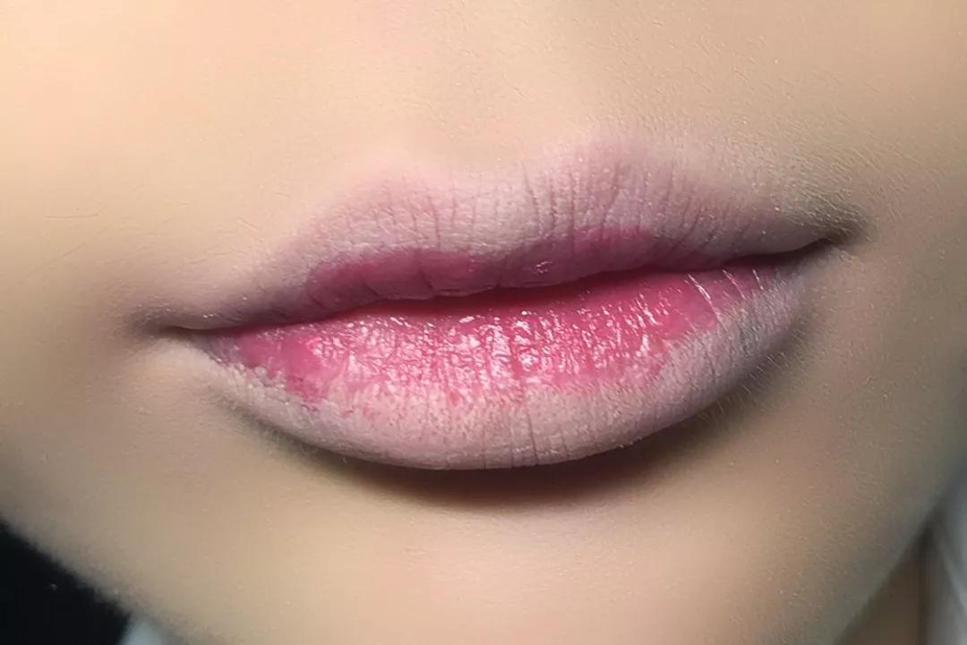 嘴巴有点突出怎么化唇妆,没有唇形怎么画唇妆手把手教