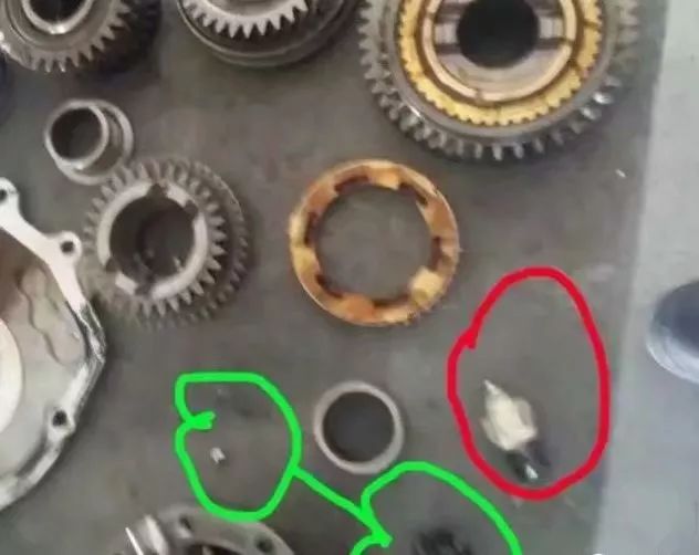 变速箱放油螺丝无法拆卸怎么处理,一颗小螺丝引发发动机大修