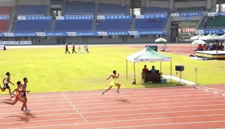 不稀奇！00后百米10秒37，同年龄的眼镜侠10秒30已达国际健将标准