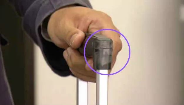 一女子在官方旗舰店买行李箱假货,旗舰店买行李箱是真的吗