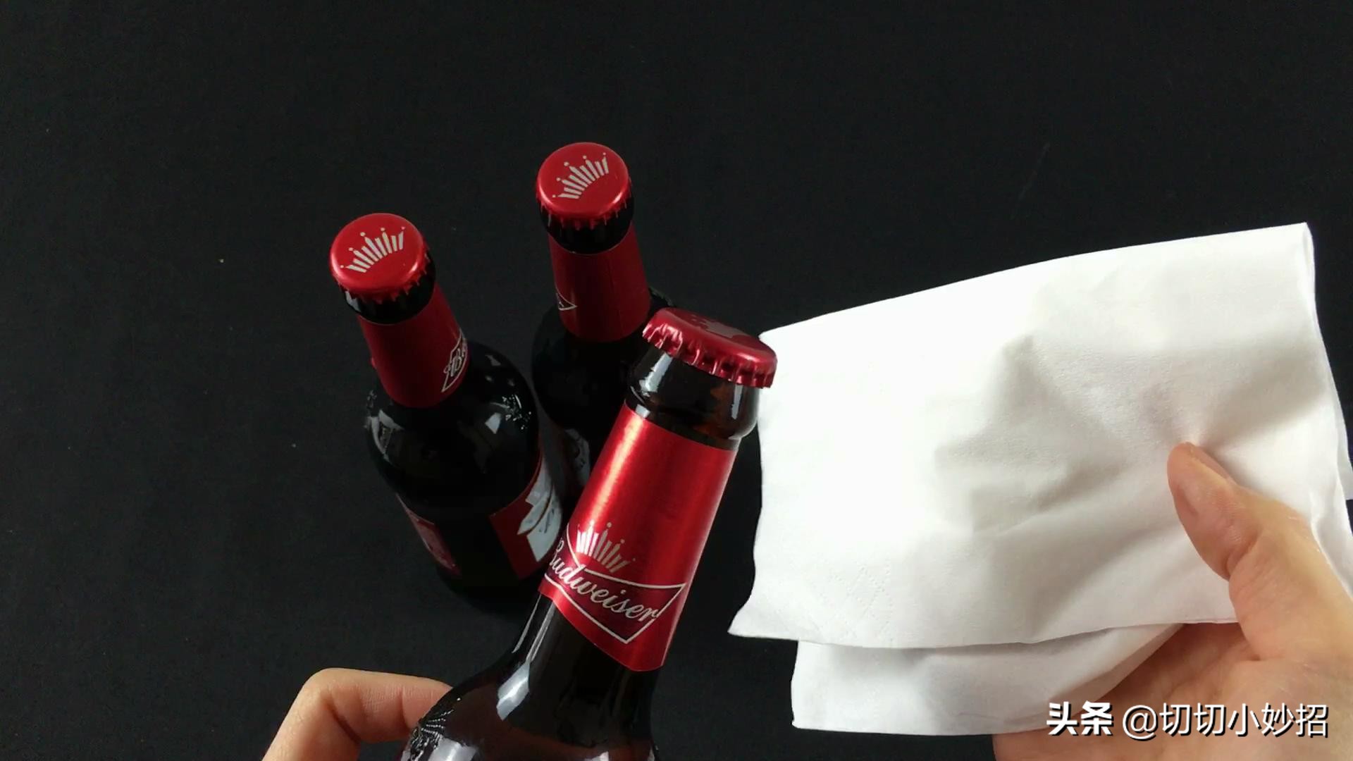 女生也能轻松拧开啤酒瓶盖的方法，单手不费力，真实用
