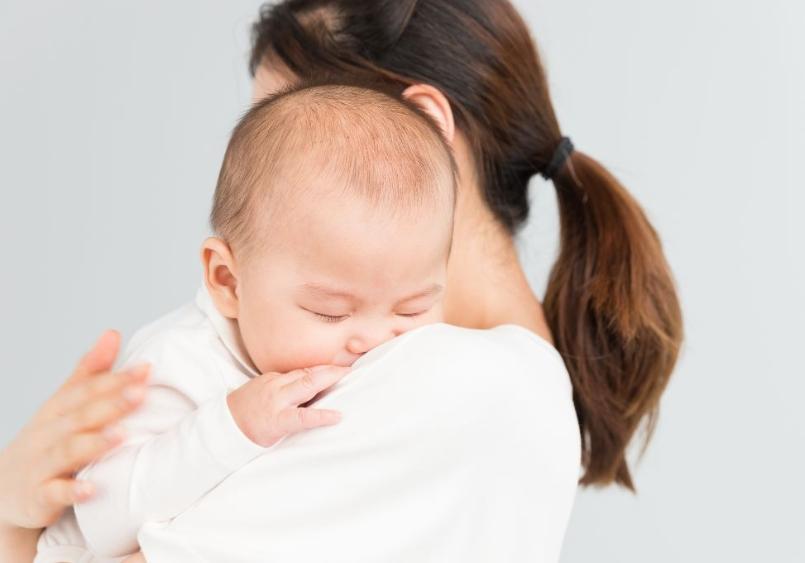 婴儿喜欢抱着走怎么回事,婴儿喜欢抱着走动怎么纠正