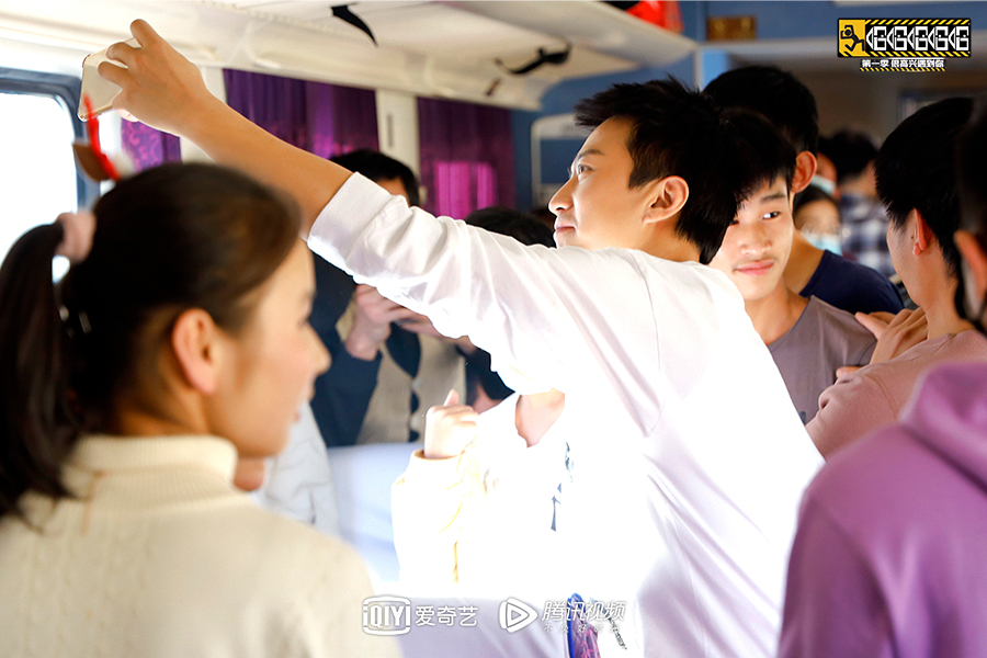 爱腾联手打造的哈哈哈哈哈持续登顶各大榜单，高热收官背后是什么