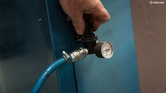 碳纤维自行车车身修复视频教程,碳纤维自行车针孔如何修复