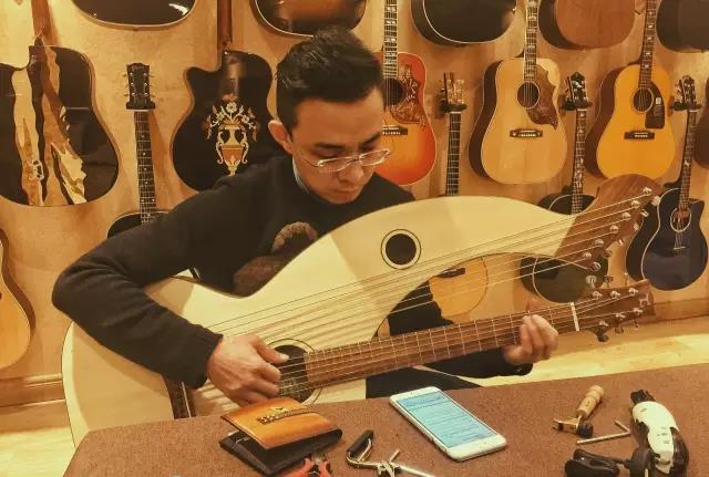 李健弹吉他的手,李健弹的是古典吉他还是民谣吉他