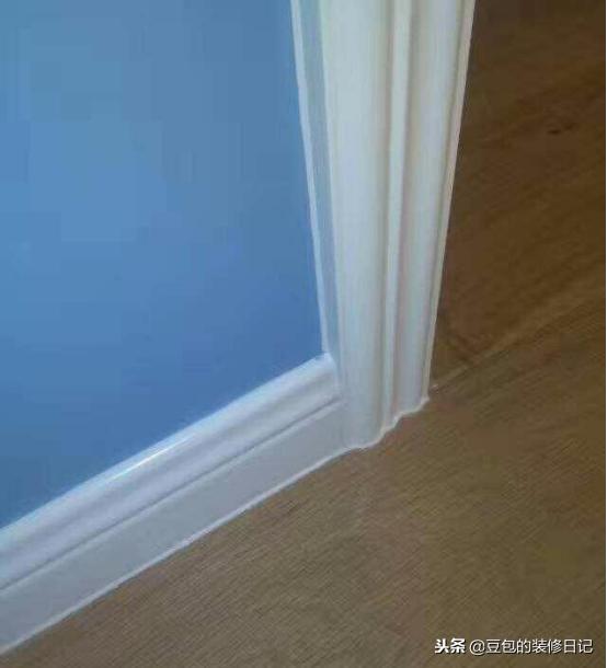 墙纸脱胶翘边怎么修复,墙纸翘边可以用502吗