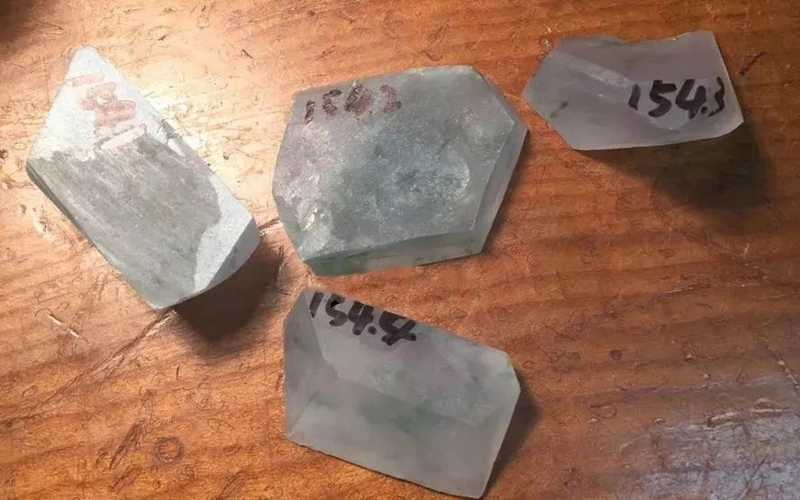 翡翠高冰小料值得买吗,高冰翡翠原石小料价格