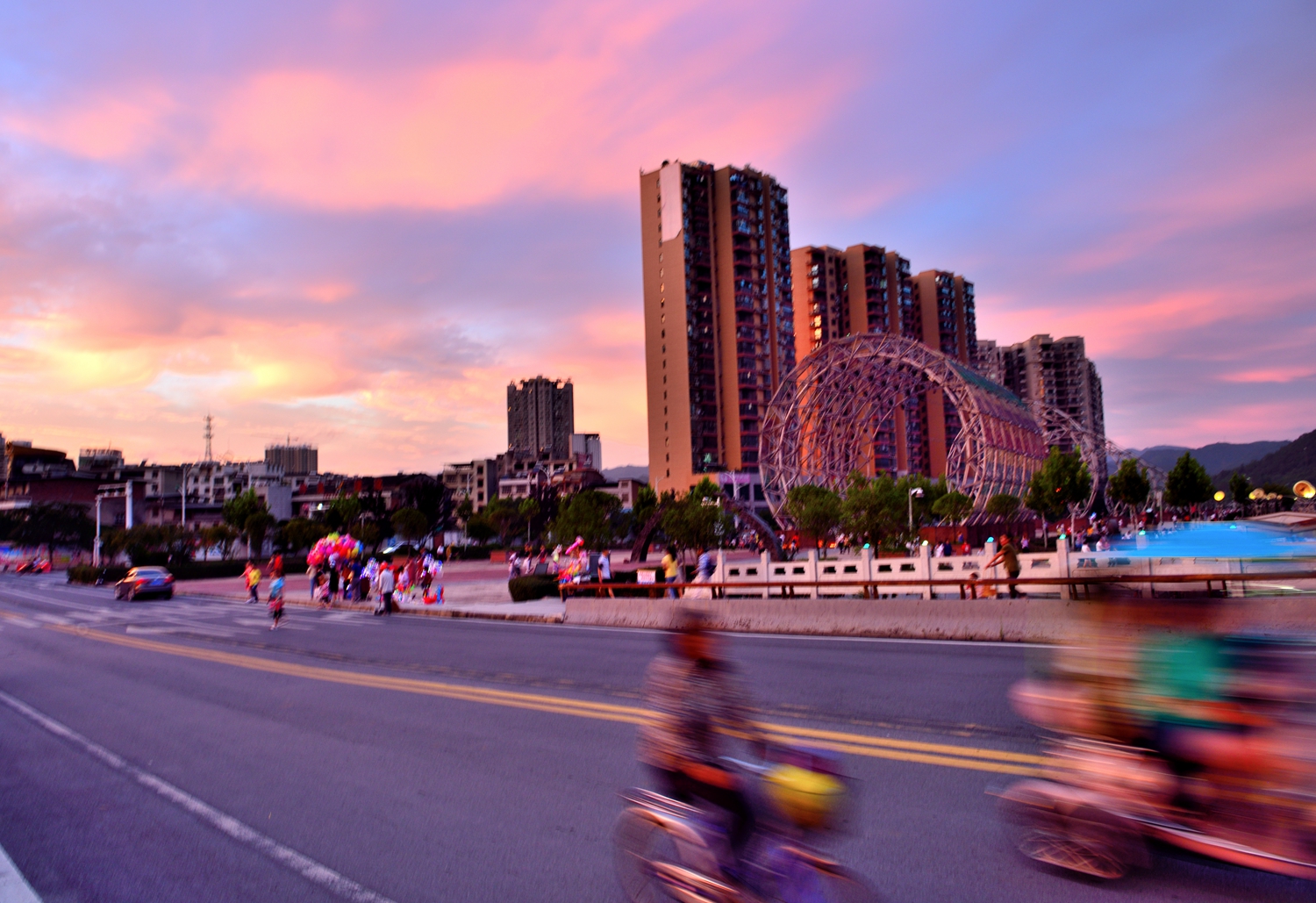 郧西七夕广场夜景牛郎织女,天上七夕人间郧西