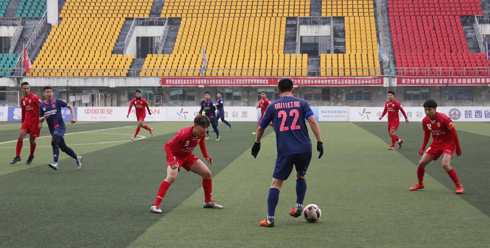 安康少年足球,体育场上踢球的小男孩