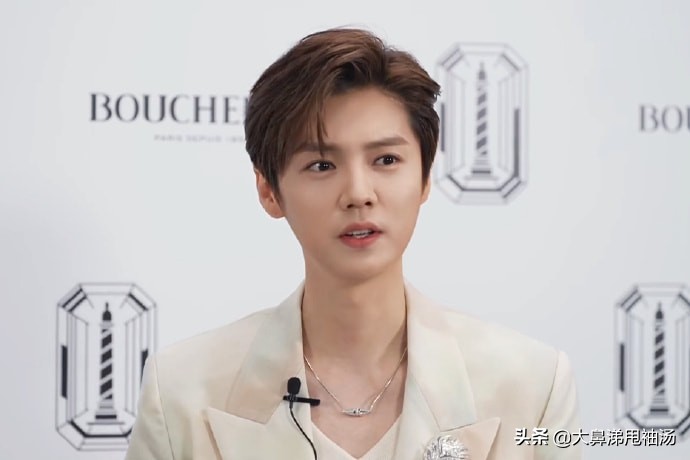 鹿晗踢足球帅气十足,鹿晗踢足球发型