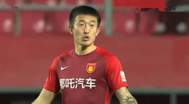 少林足球一战成名,现场实拍姜至鹏脚踢日本球员