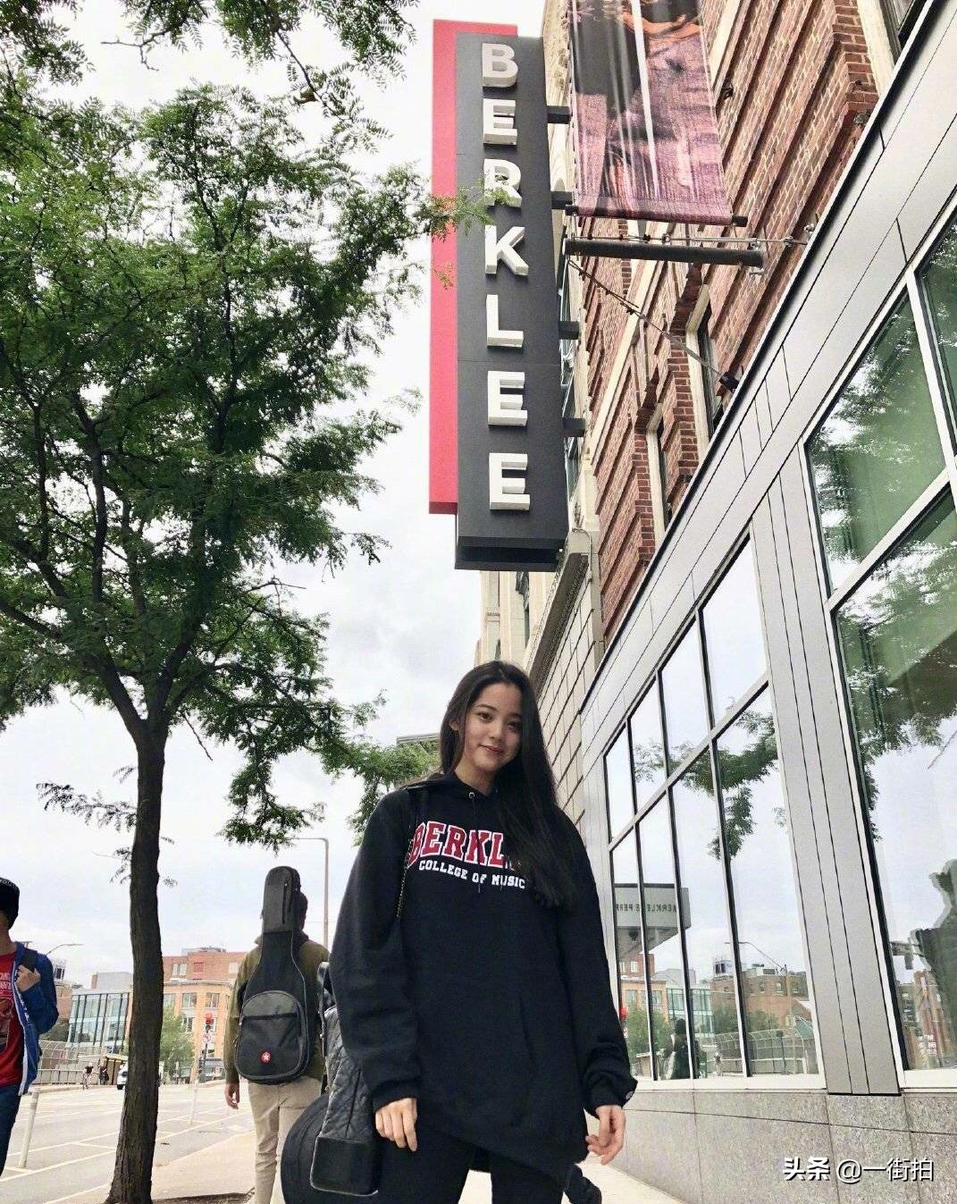 欧阳娜娜穿粉色针织衫温柔又美丽,欧阳娜娜淡黄色针织衫搭配裙子