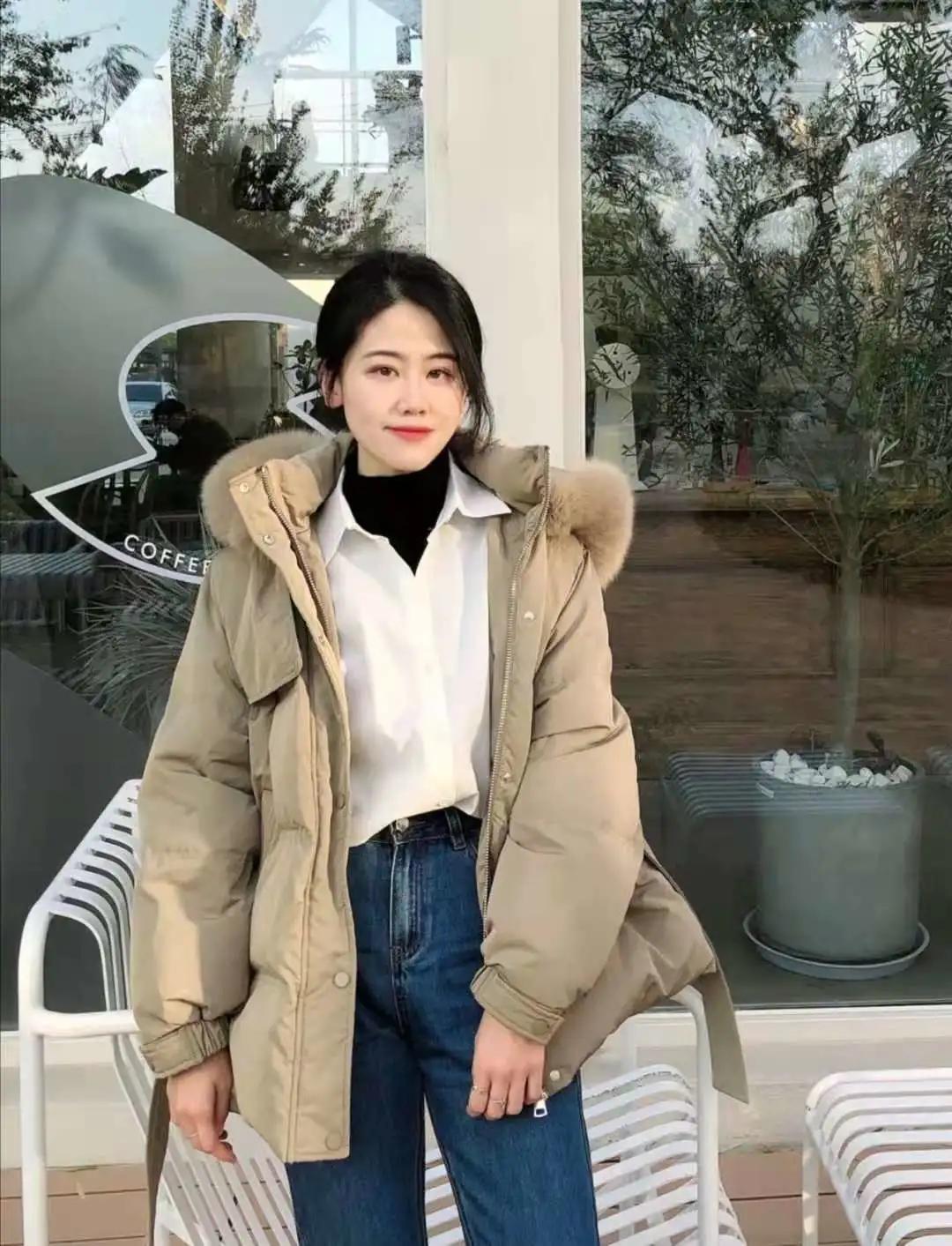 藏蓝色短款羽绒服搭配下装,短款收腰羽绒服适合配的下装