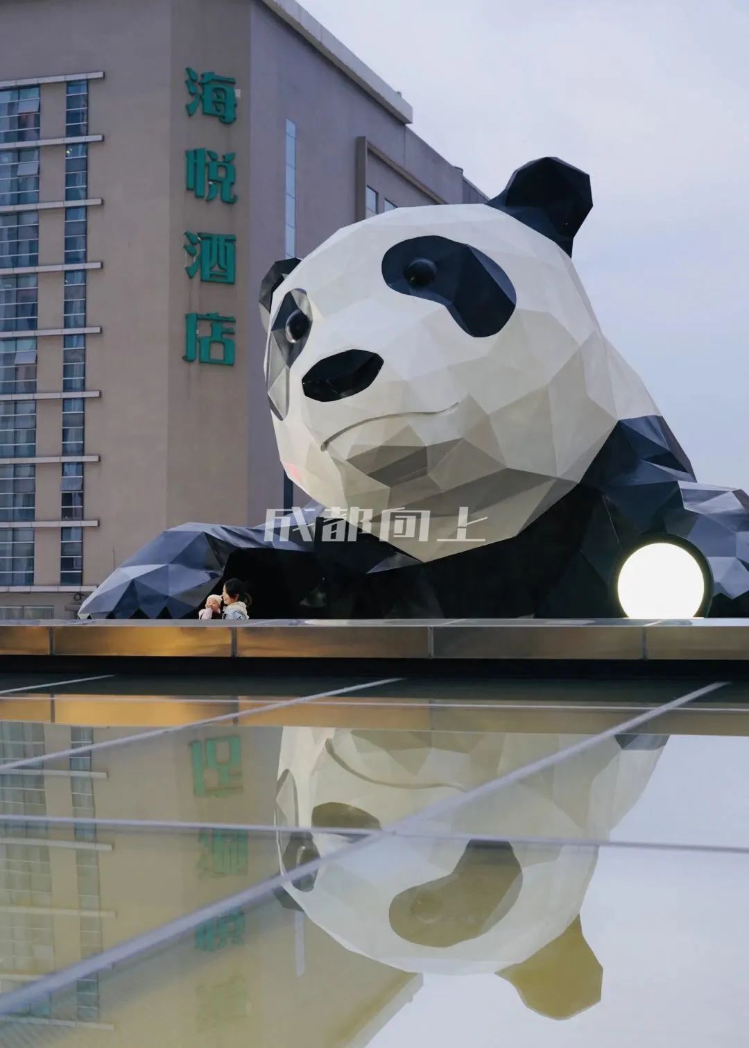 如何让成都变东京？网友：大LOGO收敛点