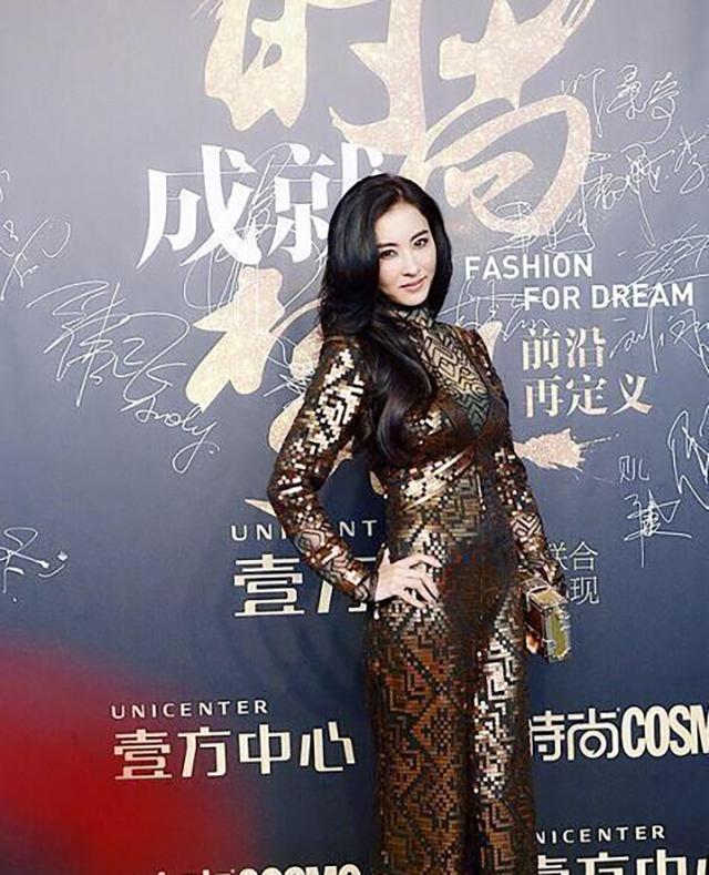 张柏芝黑色服装,张柏芝穿黑色礼服卖萌