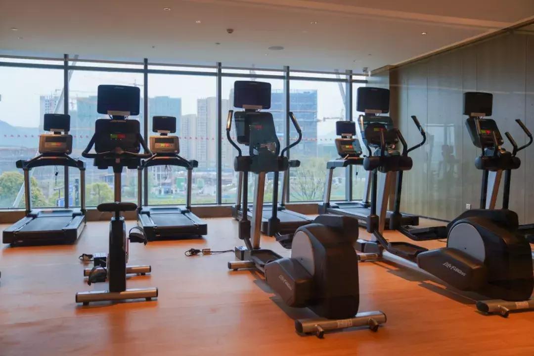 睡进这间藏身青山湖边的理想酒店，一起探寻临安城的悠居岁月~