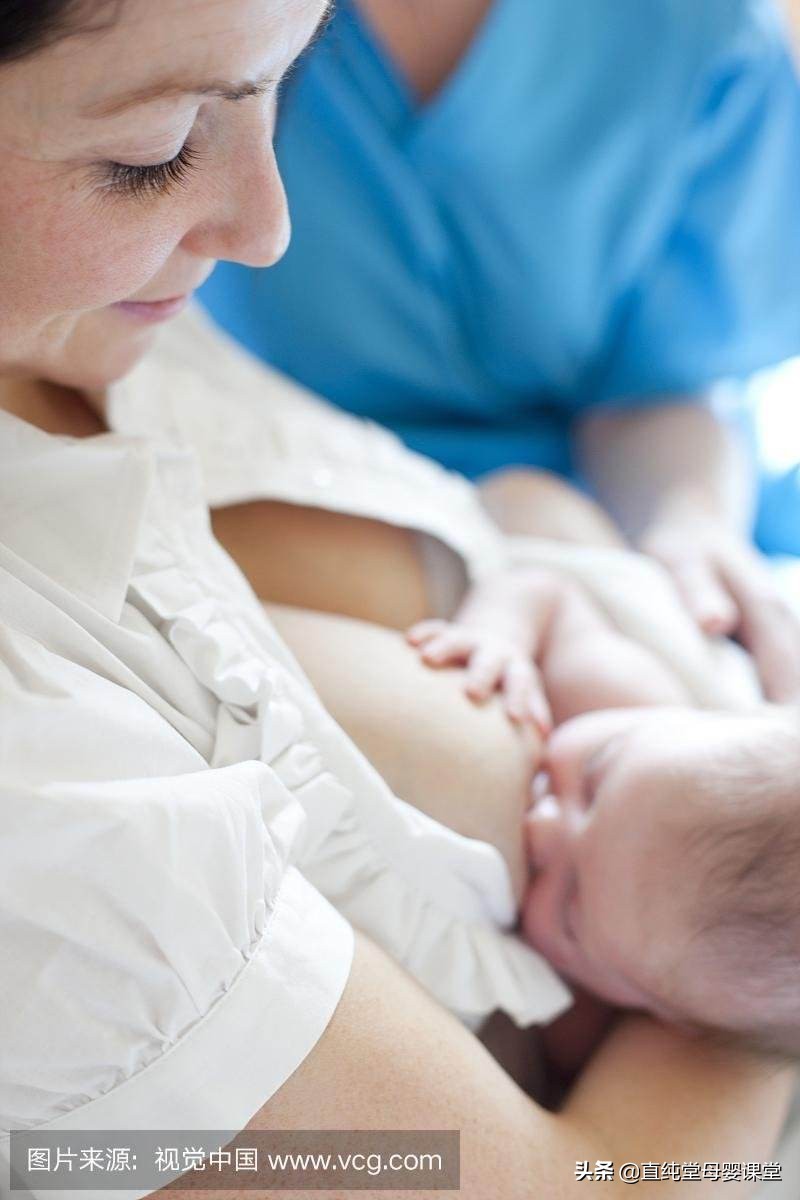 刚出生的婴儿拍嗝的正确姿势,刚出生不久的婴儿吃饱一直打嗝