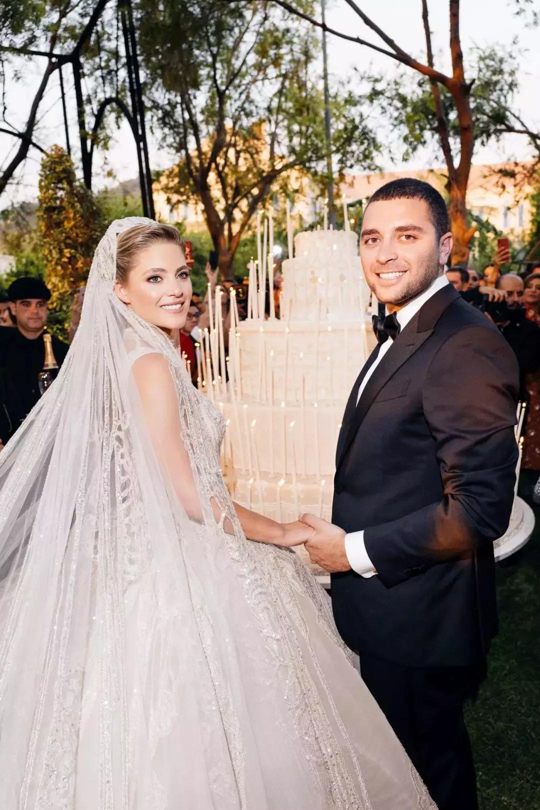 15万颗施华洛世奇水晶,eliesaab婚纱