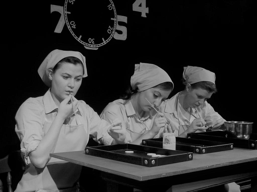 镭女郎尸骨发光是真的吗,镭姑娘去世的内容