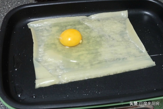 特色烤冷面街边小吃教程,在家怎么做小吃摊同款烤冷面