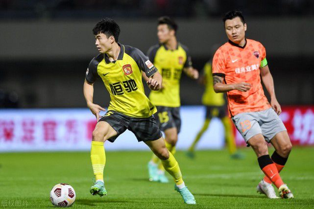 烂尾的大湾区德比!恒大爆冷1-2负于深圳,登顶一轮就被扯下来了