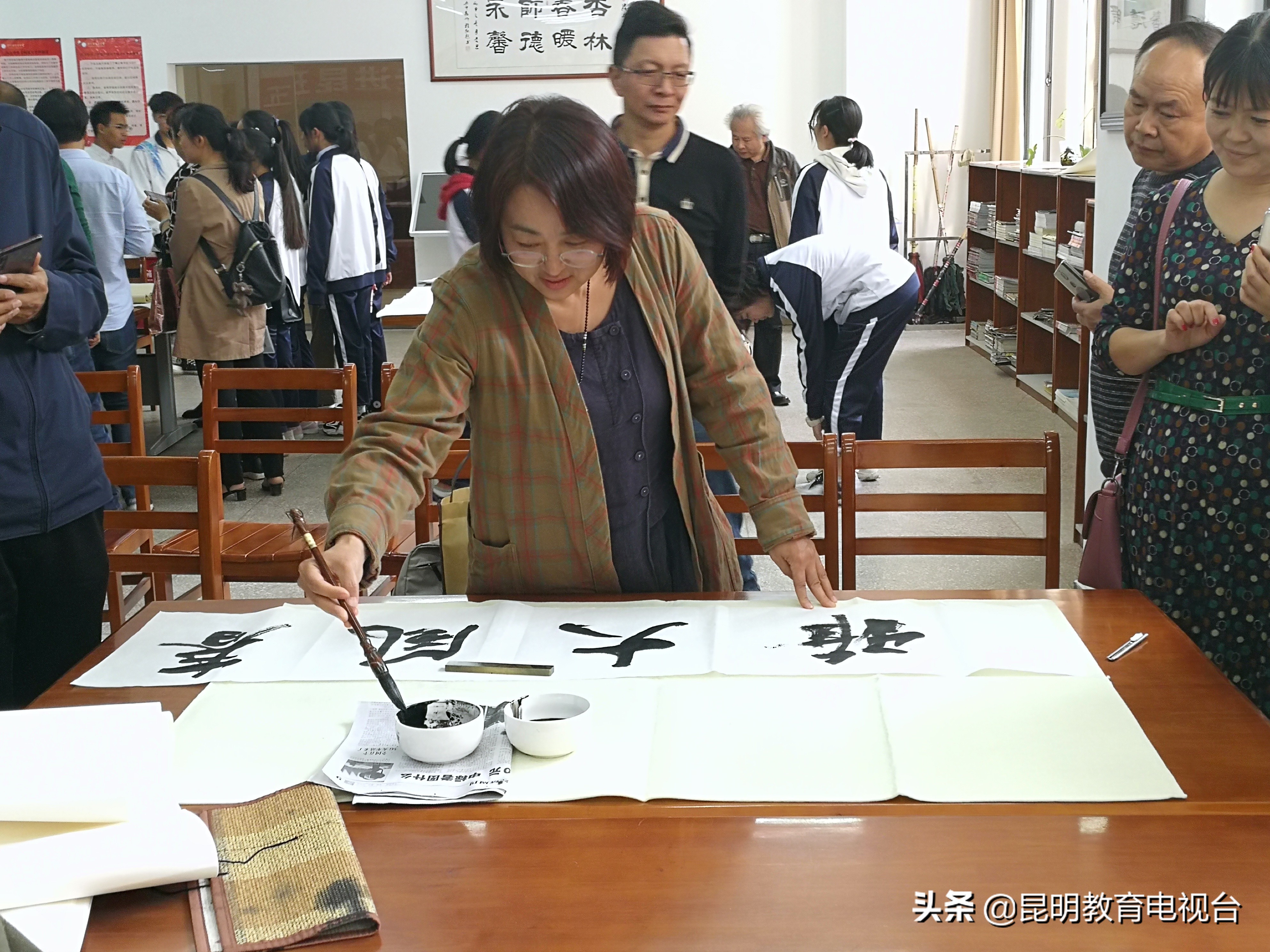 涔︾敾鑹烘湳杩涙牎鍥堪澧ㄩ棣欐鼎蹇冪敯,涔︾敾鍚嶅璧拌繘鎴戞牎