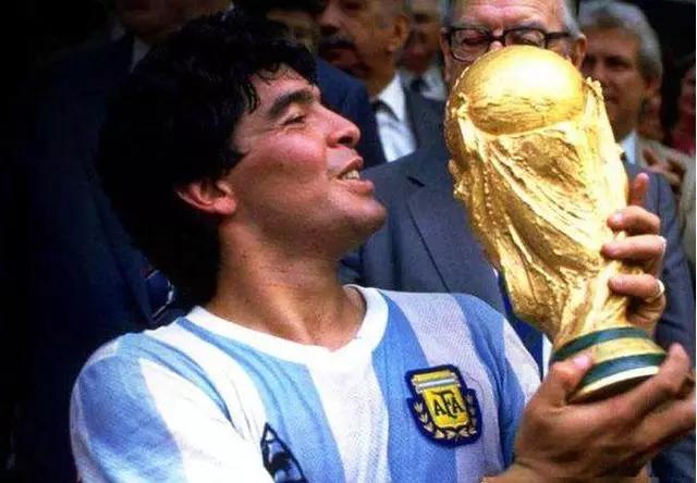 球王贝利过9人,球王贝利在世界足坛的成就与地位