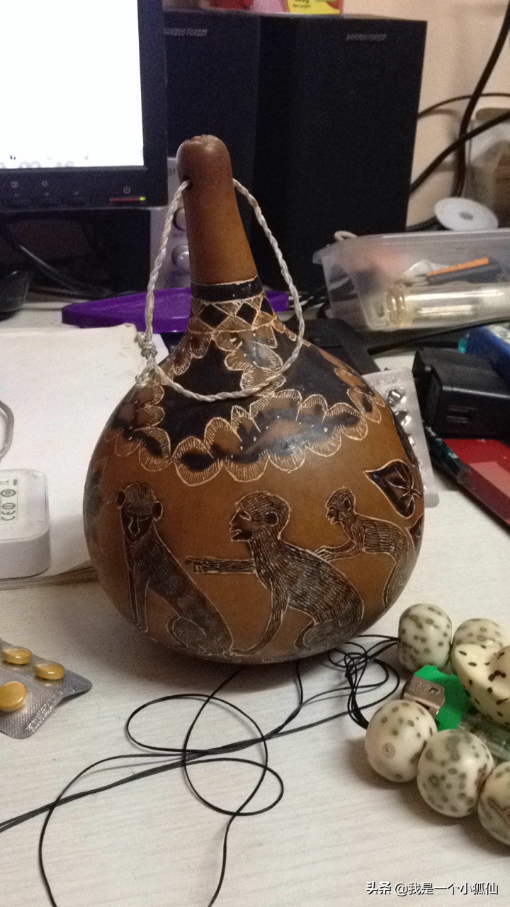 在安哥拉看到黑人在葫芦上做的画，有中国河姆渡风格，买下来了