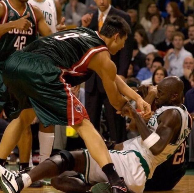 易建联脾气,易建联暴躁集锦