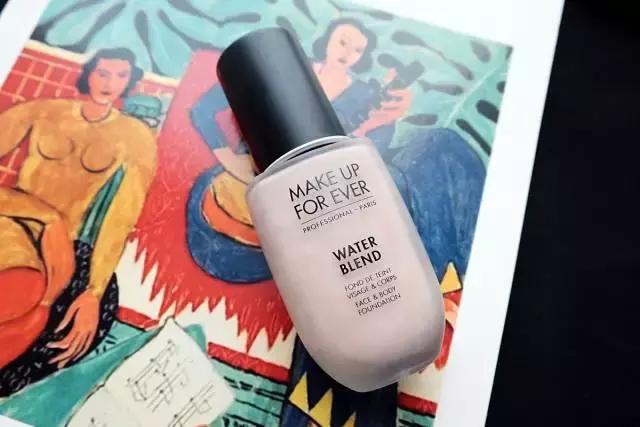 小姐姐想要美颜也要健康，模特粉底液的选择技巧，打造时尚底妆！