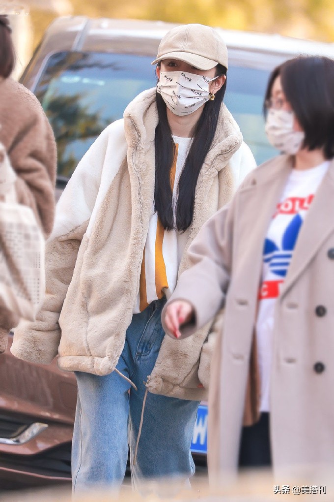 杨幂卡其色外衣,杨幂穿的棕色棒球服