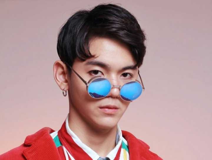 头发两侧炸毛怎么解决,男生头发两侧炸毛一招完美解决