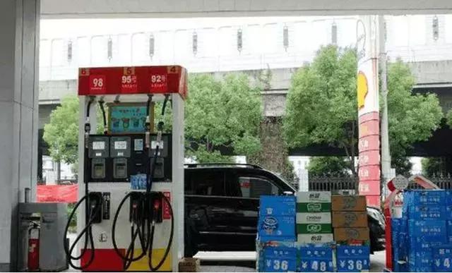 加油站100块钱的油能赚多少利润,加油站加一次油可以赚多少钱