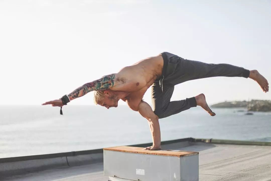 男人瑜伽基础练习,男65岁练瑜伽的基本动作